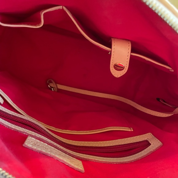 A CLASSIC. WHITE & TAN TUFTED STANDS OUT FOR SURE! - Picture 11 of 15